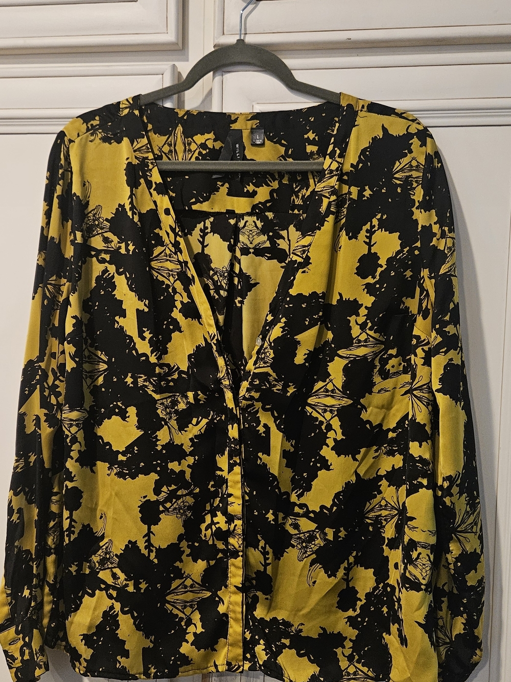 Willi Smith Deep Yellow and Black Printed Button-Down V-Neck Top SIZE Large